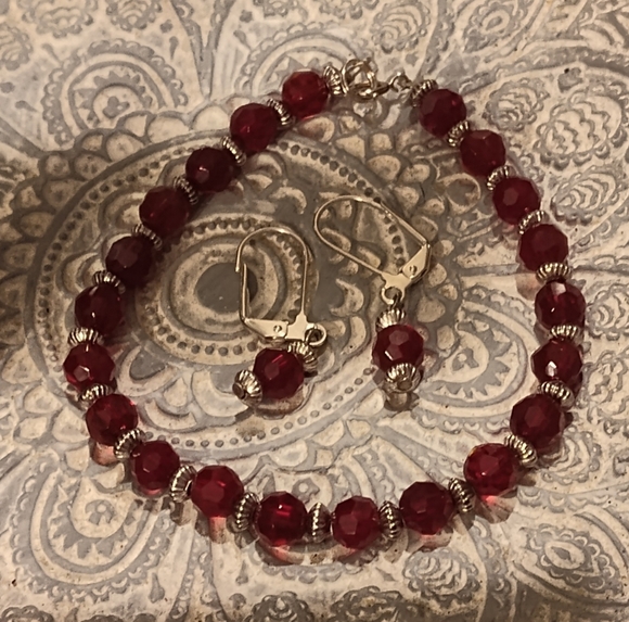 Elegant Red Beaded Jewelry Set - Picture 3 of 8